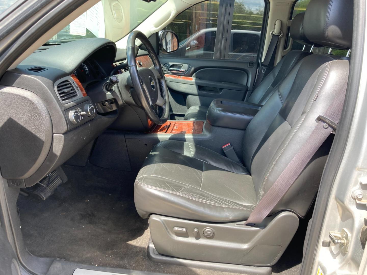 2011 Bright Silver Met Chevrolet Suburban LTZ 1500 4WD (1GNSKKE38BR) with an 5.3L V8 OHV 16V FFV engine, 4-Speed Automatic transmission, located at 1800 South Ihm Blvd, Freeport, IL, 61032, (815) 232-5543, 42.278645, -89.607994 - Photo#4